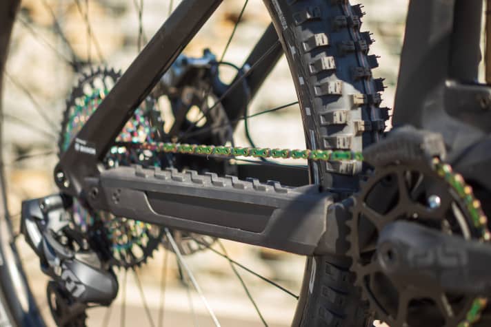   Um den Carbon-Hinterbau zu schützen, sitzt ein flächiger, gummierter Protektor auf der Kettenstrebe.