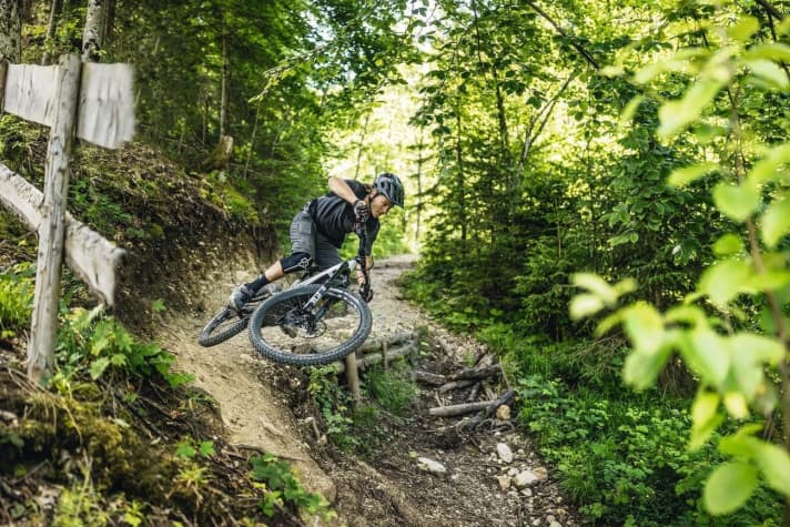   Mit seinem potenten Fahrwerk und der guten Geometrie sichert sich das YT Decoy Shred die Downhill-Krone im Testfeld.