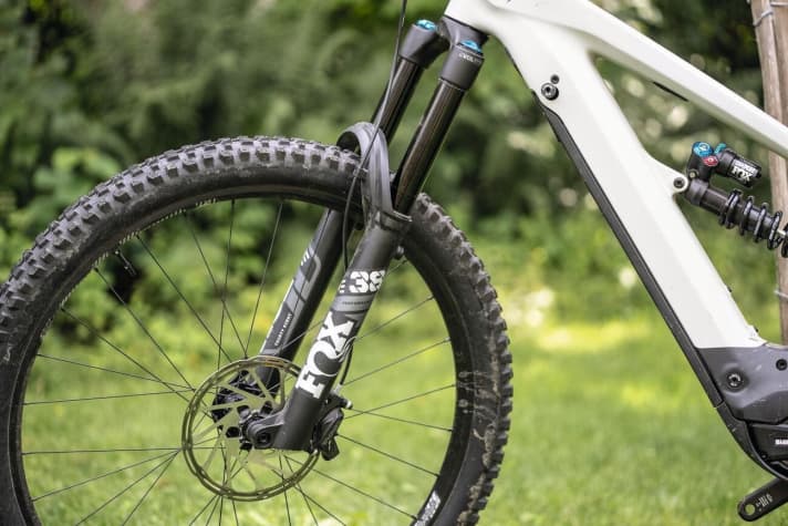   Premiere on the Decoy Shred - the new Fox 38 Float Performance. 38 millimetre stanchions provide stiffness.