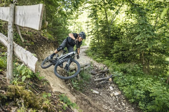   Der weiß wie es geht. Ex-Enduro-Profi Markus Reiser ist der Mann hinter dem Bikepark Oberammergau und kennt hier jeden Stein. Für unseren Enduro-Test konnten wir ihn als Gasttester gewinnen.