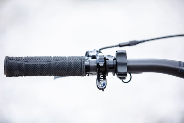   The shifter of the Shimano EP8 is slightly larger than the E7000, but remains comparatively discreet.