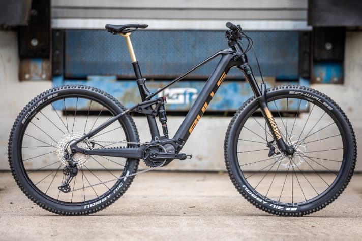   The Bulls Sonic EVO AMS 1 is the all-rounder among the new Shimano bikes from Bulls. With a full carbon frame and 140 millimetres of suspension travel, it should be able to take on everything from a home ride to an alpine adventure - and be super light at the same time. There's also an enduro platform with more travel! <a href="https://www.bike-magazin.de/mountainbike/all-mountain/neue-alleskoenner-von-bulls/" rel="noopener noreferrer">Here is the detailed report.</a>