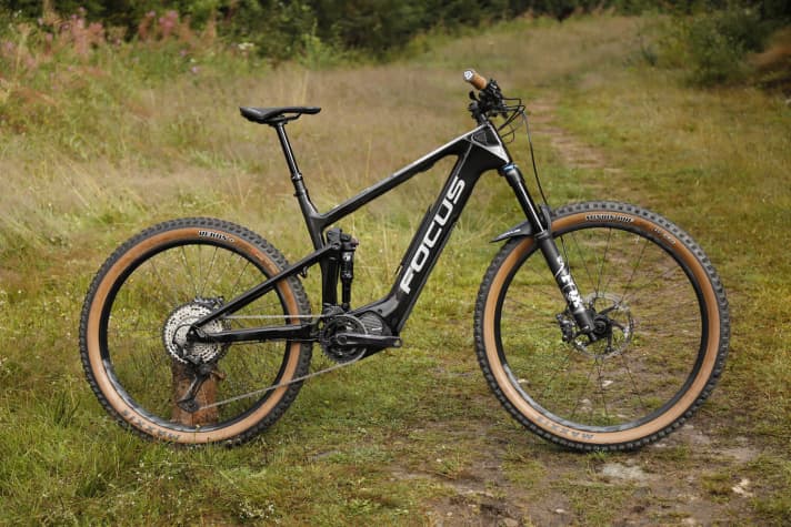   The Jam² 9.9 Drifter is the top model in the 21-series Jam-E-MTB range. With a carbon frame and integrated 378 Wh battery, it weighs in at 20.9 kg in size L. The external range extender with 378 Wh is included for 6299 euros.