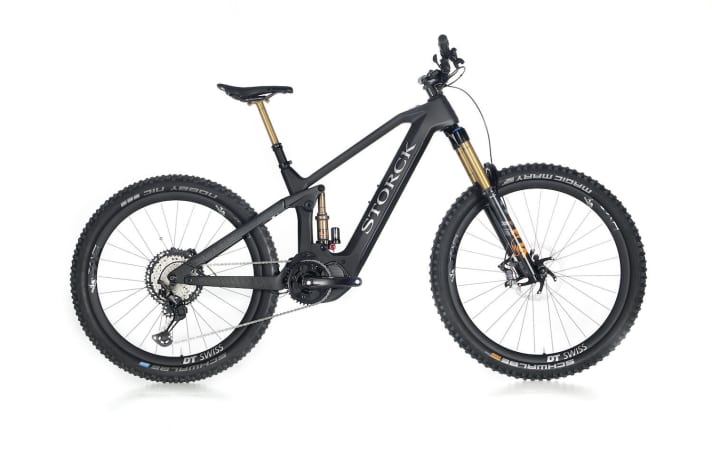   The Storck e:drenalin.2 touring bike can be ridden as a pure 29" version or a hybrid version (29" front/27.5" rear). The carbon frame is based on the same platform as the new e:drenic.2. From 6999 euros with Shimano EP8 motor and 630 Wh battery.