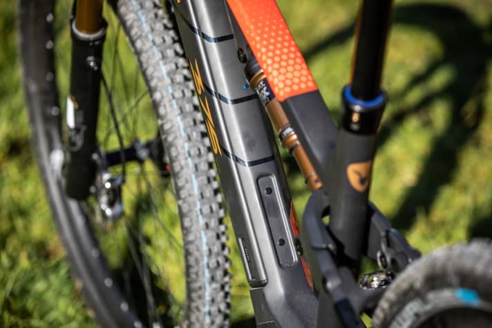   In contrast to the R.X 750, the down tube and top tube of its little brother are narrow from all perspectives. At first glance, you wouldn't expect to find a battery in the thin down tube.