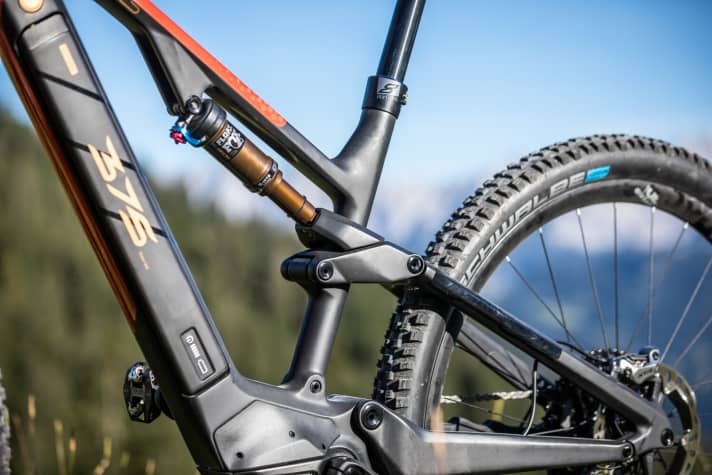   Carbon as far as the eye can see: from the frame to the rocker to the handmade carbon housing of the battery.