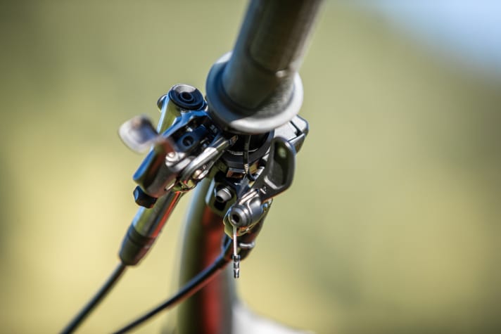   The cables run from the EP8 shifter neatly integrated through the grip directly into the handlebars.