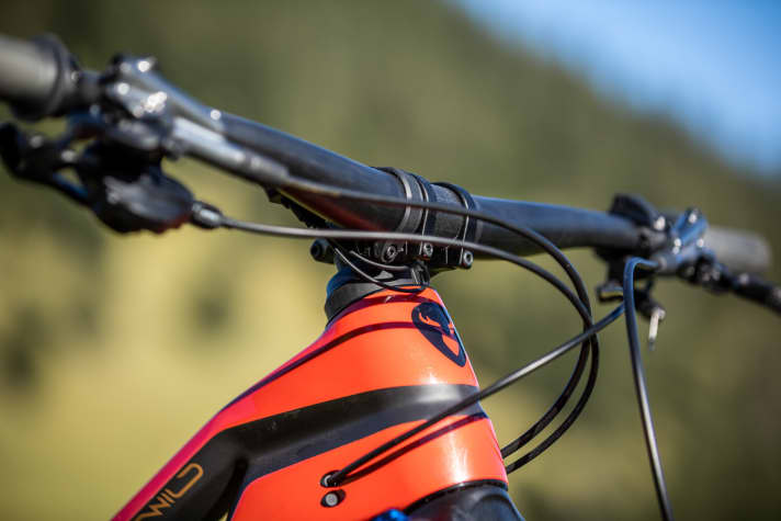   Rotwild has also integrated the display cables into the new stem specially developed for the 375. The cable routing is super clean and tidy.