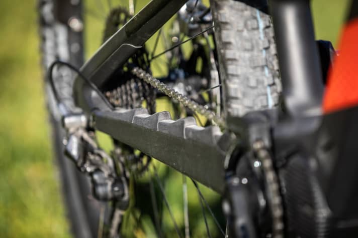   The generous rubber protection on the chainstay effectively prevents noise development on rough terrain.