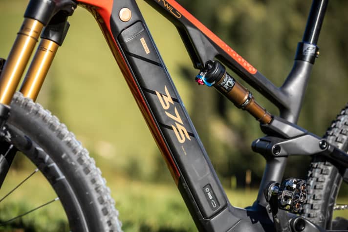   The 375 watt-hour battery requires a lot of muscle power on long tours with long climbs. If you want to climb the last few metres with motor assistance, you have to be economical.