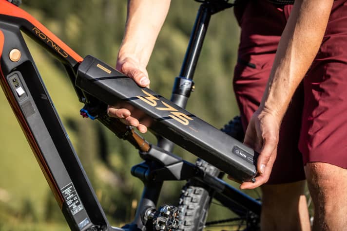   The compact battery with carbon housing weighs just 2029. Reaching for a second battery hardly hurts here. Only the wallet suffers. A new battery costs 750 euros.