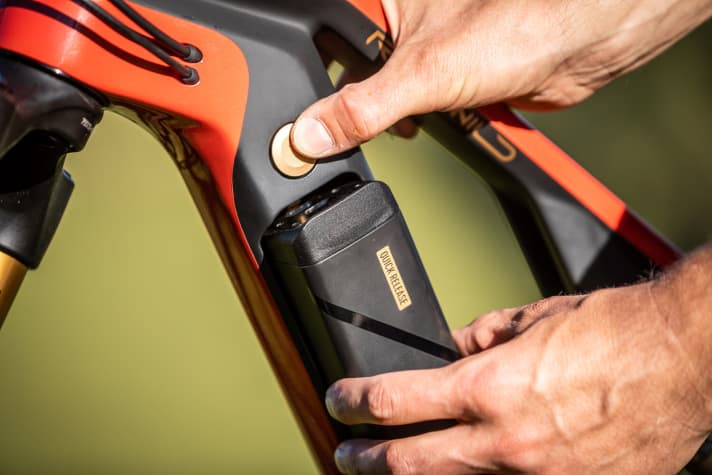   Uniquely simple: the battery is in your hand at the touch of a button! If you're afraid of thieves, you can secure the button with an additional screw.