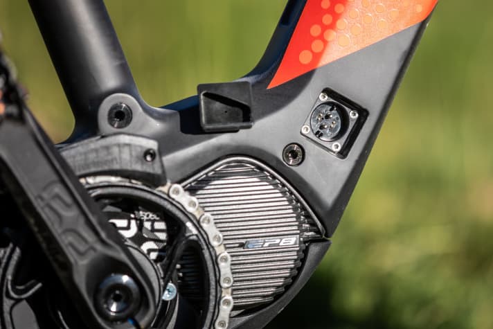   Die magnetische Abdeckung für den Ladeanschluss geht im Eifer des Gefechts schnell verloren. Eine feste Bindung zum Bike wäre die sicherere Lösung.