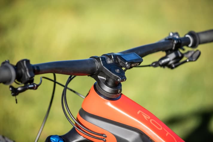   The in-house handlebar/stem unit is not only lightweight, but also features internal cable routing from the inside of the handlebars directly into the stem. The latter is shorter and much simpler to use than its counterpart on Rotwild's 750s. Only the Monkey Link mount is missing.