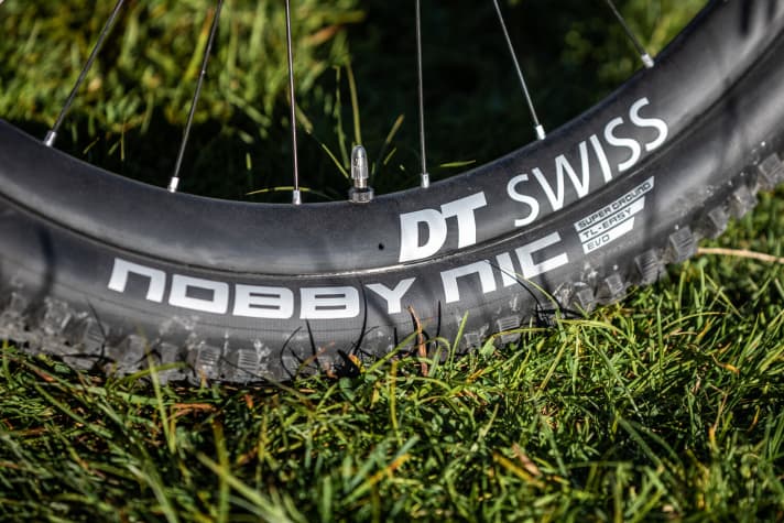   Not long ago, we would have thrown our hands up in horror at this tyre choice on a trail eMTB. But Schwalbe has given the Nobby Nic a stronger casing and thicker side knobs. We are curious to see how it performs in continuous use. At 2.35 inches, it is quite narrow.