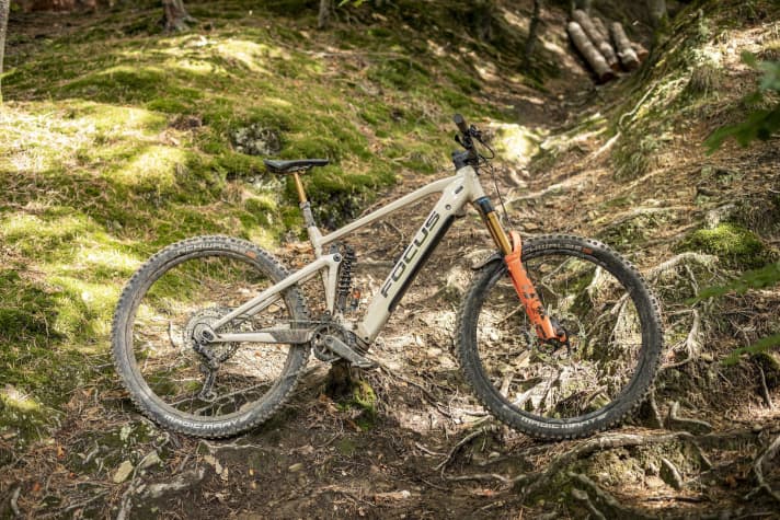 At €6699, the <a href="https://luna.r.lafamo.com/ts/i5533923/tsc?amc=con.blbn.497955.507800.14129791&smc=BIKE&rmd=3&trg=https%3A%2F%2Fwww.fahrrad-xxl.de%2Ffocus-sam2-6-9-p00057843m001" target="_blank" rel="noopener noreferrer nofollow">Focus Enduro Sam²</a> will only be €200 more expensive for 2022 with the same equipment. With a price increase of three per cent, the Swabians are therefore below the industry average.