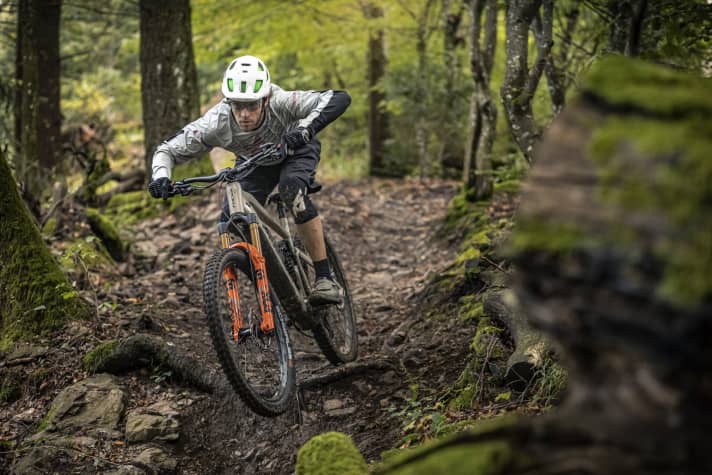   Aim for the line, take up the attack position and off you go! The Focus Sam² is hungry for wild trails. We have already been able to test the bike extensively.