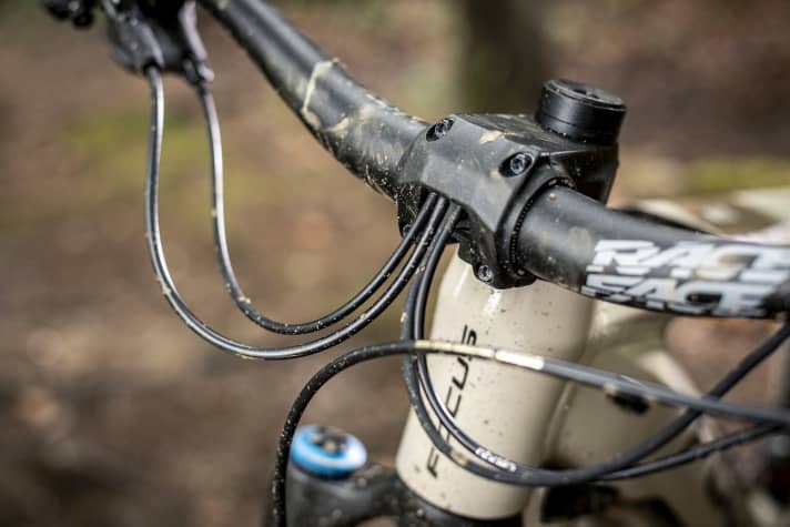   The stem specially developed by Focus is one of the few systems that also allows mechanical shifting cables to disappear through the headset into the frame.