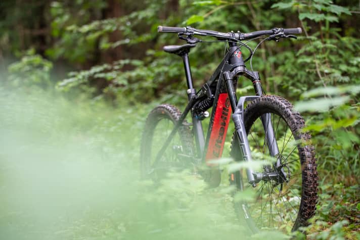   On our test bike, a Liteville 301 CE, the new Rockshox ZEB doesn't look fat at all - it looks just right. The look is just right!