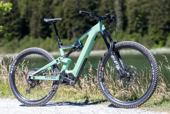   Das Flyer Uproc6 8.70: Kantiger Rahmen, viel Federweg, massive Lager und Anbauteile. Da kommt kein Zweifel auf, wofür das E-MTB gedacht ist. Die Farbe gibt's übrigens bei allen Modellen.