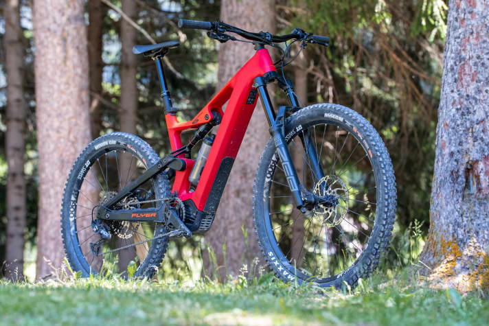   Massive add-on parts as far as the eye can see. A 38 mm fork and Maxxis tyres with a double-down casing provide safety on descents, but also put a lot of weight on the bike.