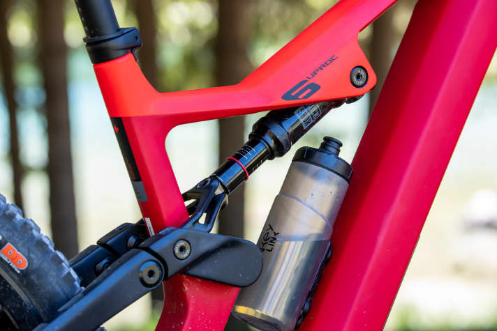   Super: The powerful rear triangle uses large enduro bearings throughout for better durability. A large water bottle (750 ml) can also be mounted in the L-frame using the Fidlock system.