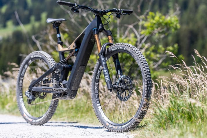   Das Topmodell Uproc6 9.50 wechselt für stolze 10999 Euro den Besitzer. Dafür gibt's Fox 38 und DPX2 Factory, eine X01 Eagle, HX1501 Laufräder und MT7 Bremsen.