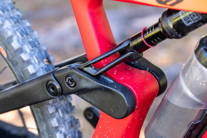   The rear triangle extension is the only part of the frame that is not made of carbon. Despite the visible kink in the seat tube, the bike is compatible with 170 millimetre long telescopic seat posts (L/XL), while the M frame can accommodate 150 millimetres of travel.