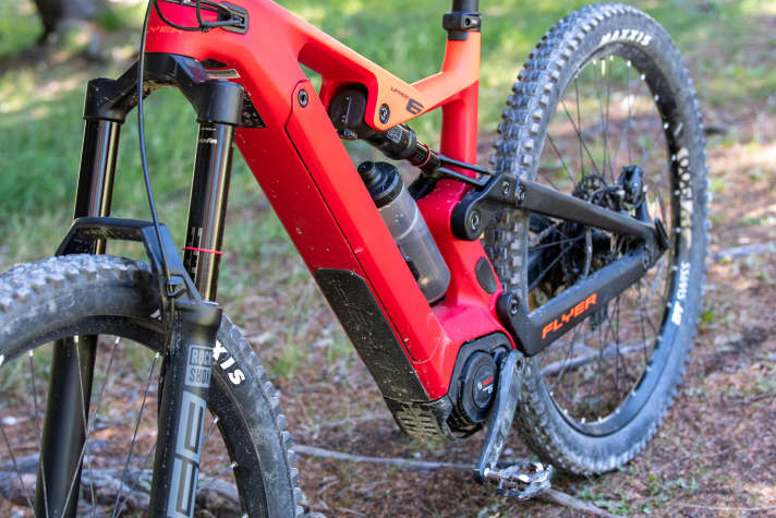   The side removal of the 625 Wh Intube battery is a nice solution. You don't need a spanner for this, just the Allen key hidden in the rear axle. Removing the battery from the side minimises the risk of falling.