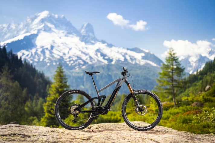   Visually, it looks very similar to its little brother. Inside are enduro genes: 170 millimetres of suspension travel on the fork, 160 on the rear triangle, plus 29er wheels. The Moustache Samedi 29 Game is built for demanding terrain.