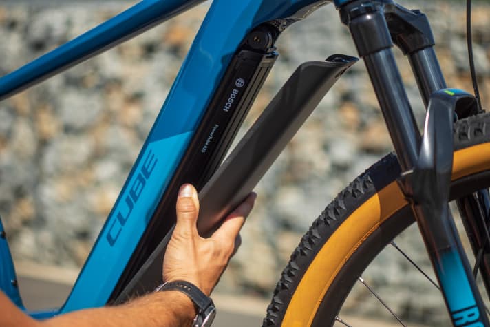   Die Abdeckung des Intube-Akkus lässt sich schnell und einfach abnehmen. Das Cover ist außen mit einer Gummilippe umrandet, damit es sauber abschließt.