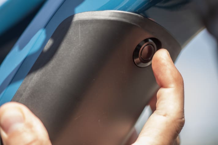   Der Druckknopf lässt sich gut bedienen und klappt beim Einsetzen wieder zurück.