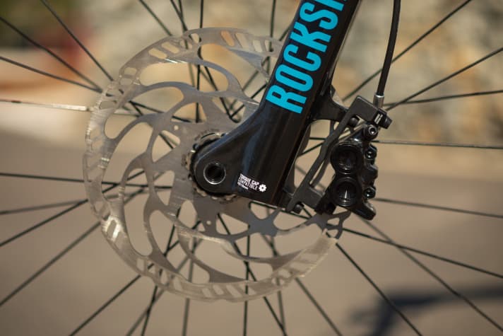   Vierkolben-Bremsen von Magura gepaart mit einer 203er-Scheibe vorne und 180 Millimeter hinten sorgen für die Verzögerung.