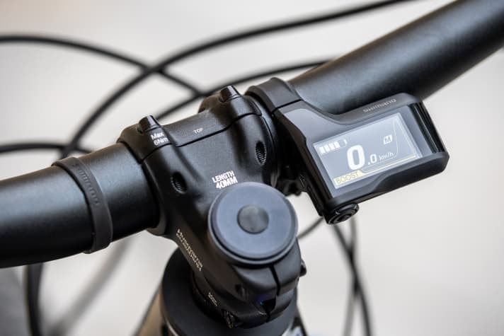   The EP8 dipslay only differs visually from its predecessor, the E8000, on very close inspection.