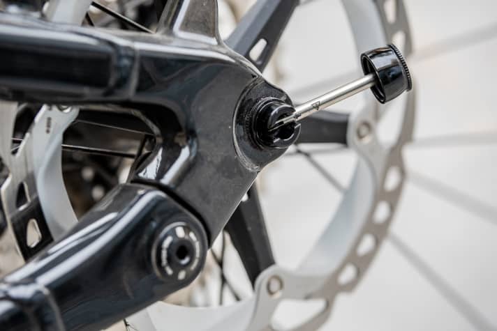  Liebe zum Detail: Der Hebel für die Bedienung der Hinterachse verschwindet während der Fahrt im Inneren und lässt sich bei Bedarf herausdrehen. Ein schickes Update der 2021er-Modelle.