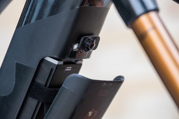   The locking mechanism for the battery cover is a little fiddly. Hidden underneath is the tried and tested 630 watt-hour battery from the Simplo brand.