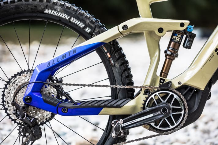  Voll auf Kohle: Neben dem Hauptrahmen sind auch Hinterbau und Umlenkwippe aus Carbon gefertigt. Der Hinterbau erinnert optisch ebenfalls stark an die anderen Haibike-Modelle.
