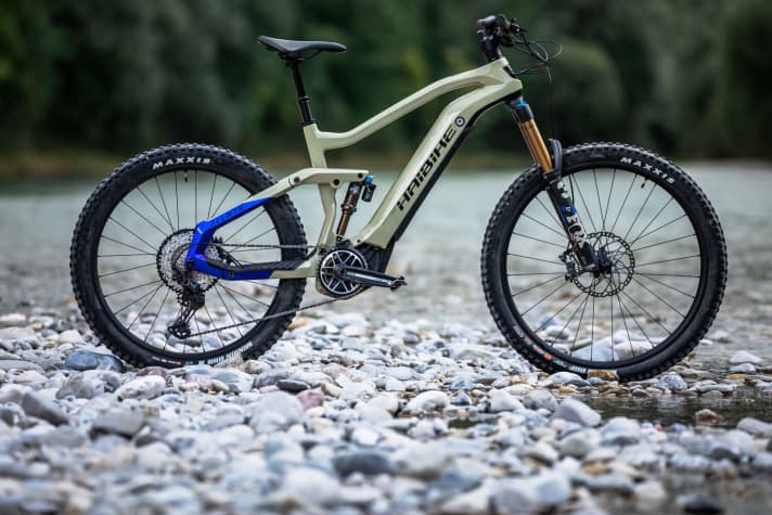   The Haibike All Mtn 7 costs 6199 euros with a full carbon frame, Fox Factory suspension and Shimano XT brakes and shifting system. The price is fair considering the equipment!