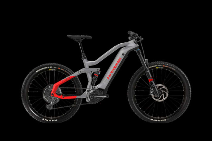   The Haibike All Mtn 6 represents the entry into the full carbon world. The new Fox 38 is also on board for 5699, albeit not in the elegant Factory version.