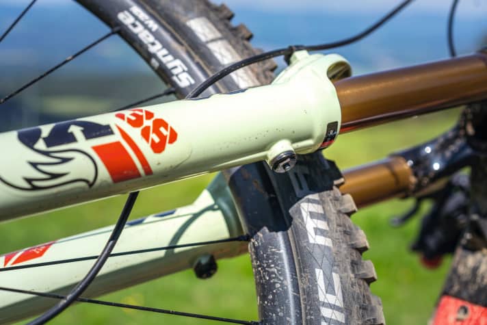   Der Ölkanal am Casting der Fox 38 soll die Schmierung bei tiefem Einfedern verbessern. Per Knopfdruck lässt sich hier außerdem Staudruck aus der Gabel entfernen.