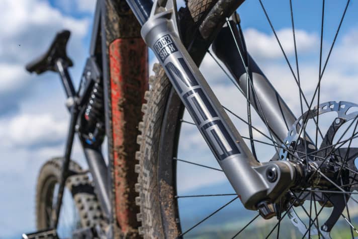   Instead of two-way adjustable rebound and compression damping, the ZEB can only be adjusted separately for high and low speed compression damping. However, few will miss the separate high- and low-speed rebound settings.