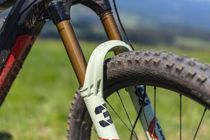   Die runde Gabelbrücke gibt sich weniger aggressiv als die der kantigen Zeb.