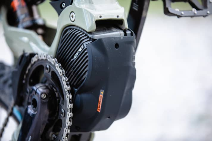  Unlike the E8000, the EP8 must not be installed without a cover. A compact plastic cap is available from Shimano, but most manufacturers use their own solutions that blend in better with the design of their bikes.