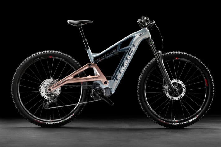   Die italienische Schmiede Titici ist bisher eher für Rennräder und schnelle Crosscountry-Bikes bekannt. Jetzt steht auch ein rassiges E-Fully mit Shimano EP8 und 630er-Akku in den Startlöchern. Mit 160 Millimetern Federweg auf 29-Zoll-Laufrädern fällt das Everso im Vergleich zum Rest der Titici-Palette ziemlich progressiv aus. Dafür passt der edle Vollcarbon-Rahmen umso besser rein. Drei Rahmengrößen, drei Ausstattungsvarianten. 