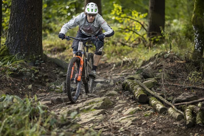   Je mehr Hindernisse der Trail bereit hält, desto wohler fühlt sich das neue Focus Sam². Auf ruppigen Felspassagen generiert der Hinterbau viel Traktion.