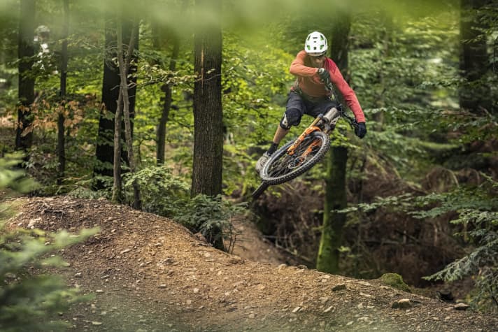   Gebaute Sprünge und Bikepark-Strecken – hier ist das Sam² voll in seinem Element. Will man das Bike ohne Absprung in die Luft bewegen, ist allerdings erhöhter Krafteinsatz nötig.