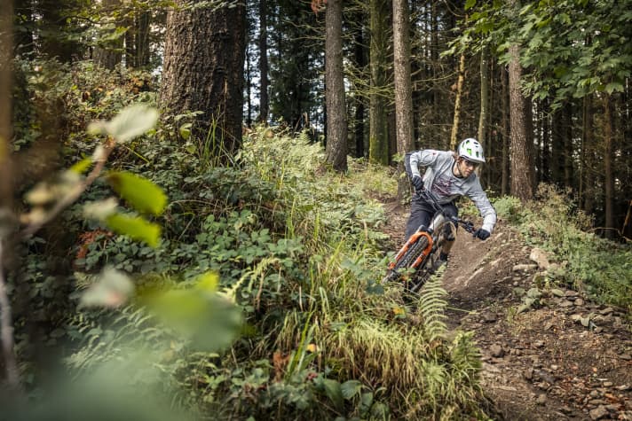   "Designed for down", lautet der Leitspruch, den die Marketingabteilung dem Sam² auf die Fahnen geschrieben hat. Stimmt! Im Downhill hat uns das Bike viel Freude bereitet. Bergauf kann es aber auch.