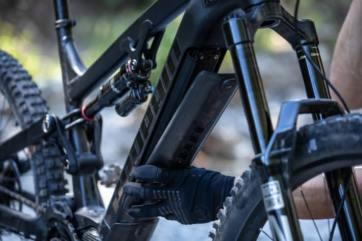   The 500 Shimano battery sits under a plastic cover in the down tube.