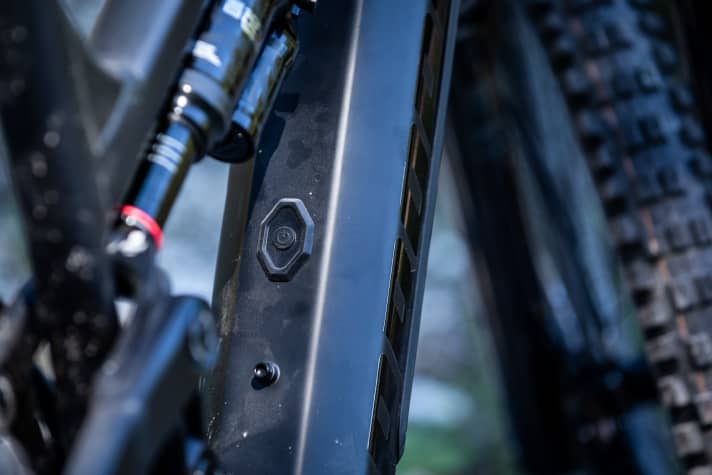   Pfiffig: Über den Gummiknopf im Unterrohr wird der An- und Ausschalter auf dem Shimano-Akku aktiviert.