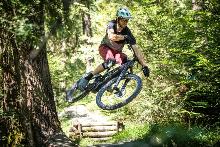   The Propain Ekano, with its long suspension travel and massive spec, is not made for leisurely rolling along. When it comes to fast and furious descents, it feels right at home. You'll find a detailed test in EMTB 5/2020!